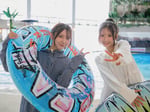 「ふわり愛 ふわり どこまでも行く 愛と自由の旅」より。左から工藤華純、迫由芽実。©AKB48
