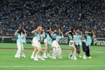 試合前にパフォーマンスするHearts2Hearts。©Lions official