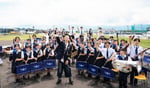MON7Aと日本航空高校吹奏楽部の生徒たち。