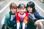 サバシスター。写真中央がなち（Vo, G）。