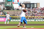 ありぼぼ（ヤバイTシャツ屋さん）による始球式の様子。©Rakuten Eagles