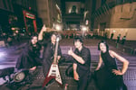 「THE SPELLBOUND×BOOM BOOM SATELLITES “川島道行生誕祭” 新宿東急歌舞伎町タワー 野外フリーライブ」の様子。（撮影：タカギユウスケ）