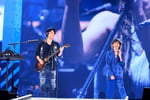 左から福山雅治、稲葉浩志（B'z）。