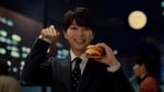 マクドナルドの新CM「チーチー倍月見『月見でたでた』塩﨑さん篇」のワンシーン。