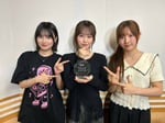 左から的野美青、向井純葉、小田倉麗奈。