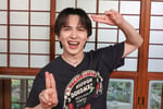 カメラに向かって「滅ポーズ」をする吉田仁人（M!LK）。