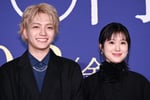 カメラマンから“時給三〇〇円以上の笑顔”を求められた西畑大吾（左）と福本莉子（右）。