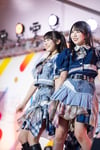 工藤唯愛（右）。2026年8月に開催された「TOKYO IDOL FESTIVAL 2026」でのステージより。