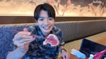 カツオの藁焼きを堪能する髙地優吾（SixTONES）。©テレビ高知