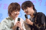 劇中場面を再現する中川翼と桜木雅哉（原因は自分にある。）。