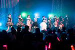 「ピンク・レディー デビュー50周年 トリビュートプロジェクト Legend, Now and Forever」より、「UFO」を踊る出演者たち。（撮影：田中聖太郎）