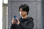 「5秒で完全犯罪を生成する方法」場面写真。重岡大毅（WEST.）演じる初海航。© 2026 Gaga Corporation/Storm Labels Inc./Studio i3