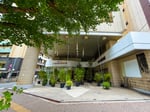 元ガソリンスタンド。左端に見えるのが池尻大橋駅東口。