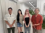 「小泉孝太郎＆ムロツヨシ 自由気ままに2人旅」出演者。左から、小泉孝太郎、KAZUHA（LE SSERAFIM）、SAKURA（LE SSERAFIM）、ムロツヨシ。©フジテレビ