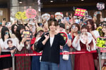 空港で台湾のファンと記念撮影する山田涼介。