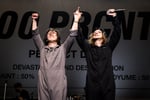 手をつなぎ観客に挨拶をする人時（B）と清春（Vo）。（撮影：石井麻木）