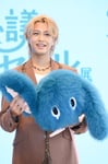 セロルの耳を動かす髙橋海人（King & Prince）。