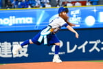 豪快なフォームで投球するきゃりーぱみゅぱみゅ。