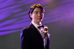 「SUKIYAKI 上を向いて歩こう」より、水原弘を演じる大森元貴。