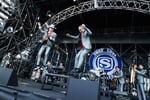 東京スカパラダイスオーケストラのライブにゲスト出演したさかなクン（左）とムロツヨシ（右）。