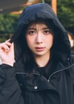 earth music&ecologyの2026～2027年秋冬シーズンモデルを務める井上玲音（Juice=Juice）。