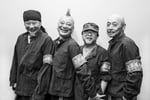 亜無亜危異。左から2番目が仲野茂（Vo）。