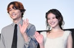 手を振る松村北斗（左）、今田美桜（右）。