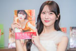 1st写真集「夏はジュリイ」を持つ逢田珠里依（≒JOY）。