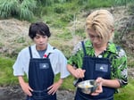 左から佐藤勝利と篠塚大輝（ともにtimelesz）。「timeleszファミリア」9月27日放送回より。
