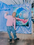 「不思議なセロル展 created by 髙橋海人」の会場でピースする髙橋海人（King & Prince）。