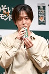 「よりそいアーモンド」を飲む寺西拓人（timelesz）。