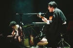 鏡鏡鏡鏡が9月30日に東京・草月ホールで開催したライブ「鏡座」の様子。（Photo by Kana Tarumi）