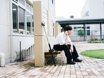 津久井やまゆり園でフィールドレコーディングをする蓮沼執太。