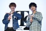 「T2」ポーズを作る宮田俊哉と藤ヶ谷太輔。