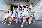 14thシングルの表題曲「冬服に着替えたら」をパフォーマンスするSTU48。©STU