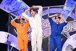 左から向井康二、ラウール、渡辺翔太。© TBS
