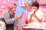 リカちゃんに触れてほほえむ佐久間大介（左）と浮所飛貴（右）。©日本テレビ