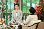 人気画像4位は「MIYAVI『徹子の部屋』初出演、昔の夢やパパとしての私生活明かす」より、MIYAVIと黒柳徹子。 ©︎テレビ朝日