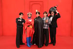 左から渡辺翔太（Snow Man）、向井康二（Snow Man）、
宮舘涼太（Snow Man）、深澤辰哉（Snow Man）、長谷川忍（シソンヌ）。
©フジテレビ
