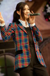 熊井友理奈。2014年11月に東京・池袋サンシャインシティ噴水広場で行われたBerryz工房「ロマンスを語って / 永久の歌」発売記念イベントより。