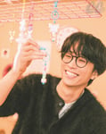 新大久保で“デコ体験”を楽しむ田中樹（SixTONES）。