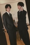 雑誌「Oggi」より、スーツ姿の杢代和人（左）と小泉光咲（右）。
