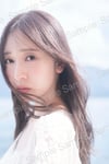 金村美玖2nd写真集「機微」の帯に付属する応募券を付けて応募した人の中から500名に当たる「機微｜Another」の収録カット。（撮影：佐藤佑一）