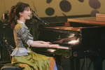 ピアノを弾く生田絵梨花。（撮影：松本いづみ）