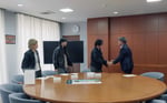 奈良市の観光大使に就任したAge Factoryと仲川げん奈良市長。