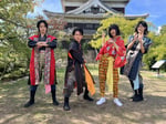 安芸ひろしま武将隊提供の衣装をまとったモナキ。