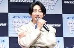 「Skechers Hands Free Slip-ins Cozy Fit」の包容力を伝えるため自らを抱き締める相葉雅紀。