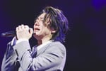 「真田ナオキ LIVE 2026 浅草ディスコ」初日公演の様子。「道しるべ」を歌い終え、亡くなった祖父を思い涙する真田ナオキ。（撮影：大川晋児）